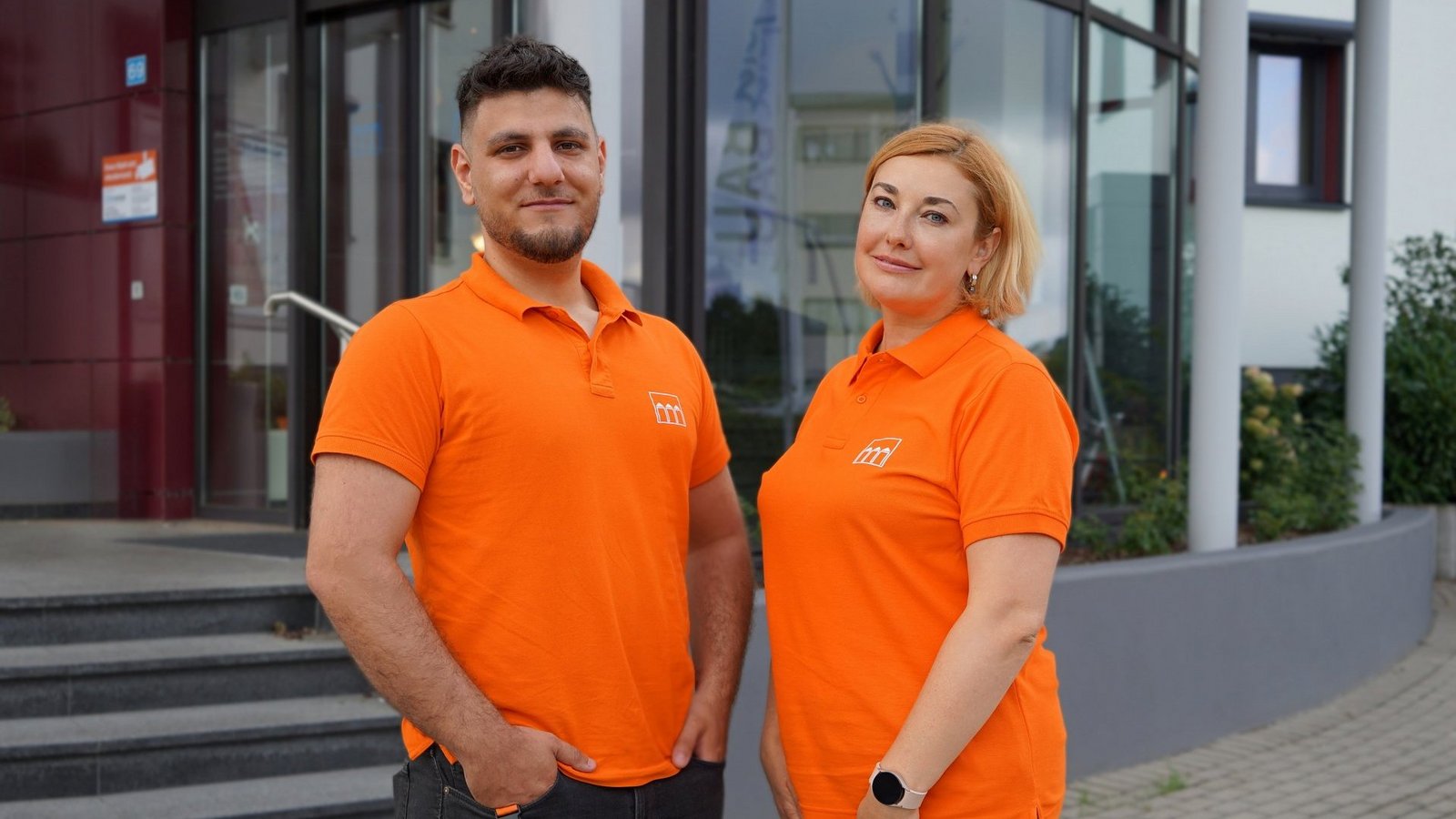 Mohammad Majbbour (l.) und Natalia Turnuieva (r.) sind unsere interkulturellen Mitarbeiter bei der Sodien. Sie helfen Sprachbarrieren und bürokratische Hürden zu überwinden.