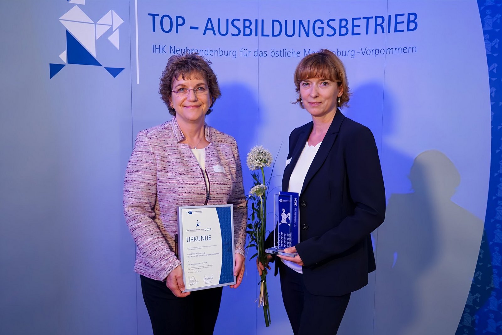 Zum neunten Mal in Folge wurden wir 2024 von der IHK Neubrandenburg als „TOP-Ausbildungsbetrieb“ ausgezeichnet.