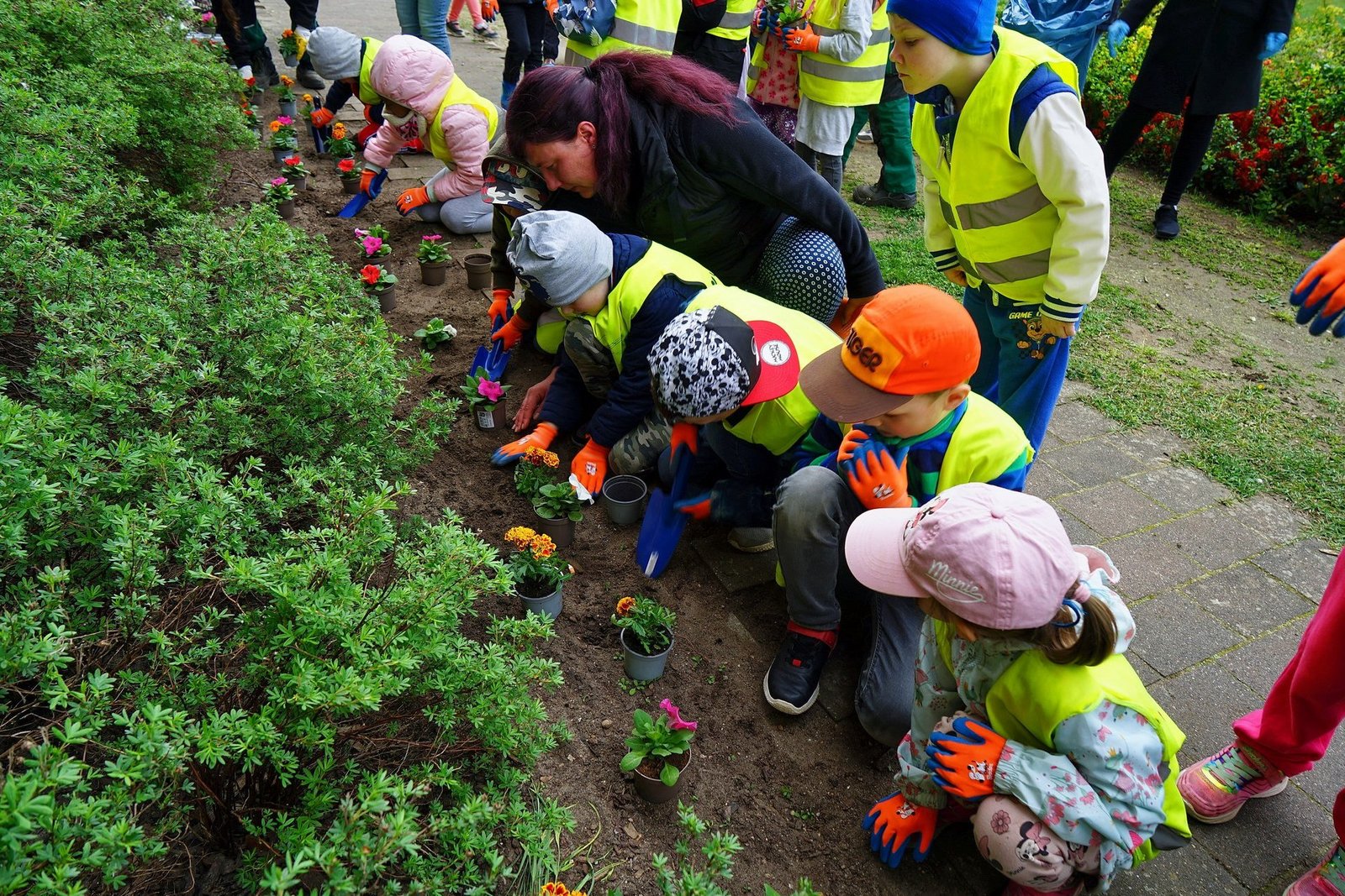 Gemeinsam mit Kitas und Schulen luden wir in mehreren Stadtteilen zum traditionellen Frühjahrsputz samt Verschönerung der Außenanlagen.