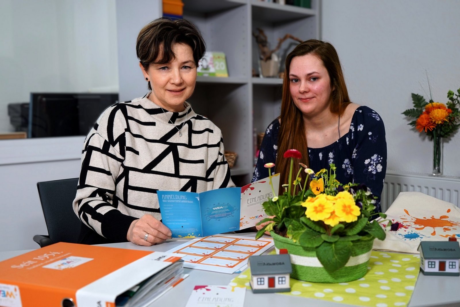 Neue Leitung im WEAtreff an der Hürde. Isabelle Förster (r.) wurde bei der Einarbeitung durch Michaela Schmidt (l.), Leiterin des WEAtreff Süd, unterstützt.