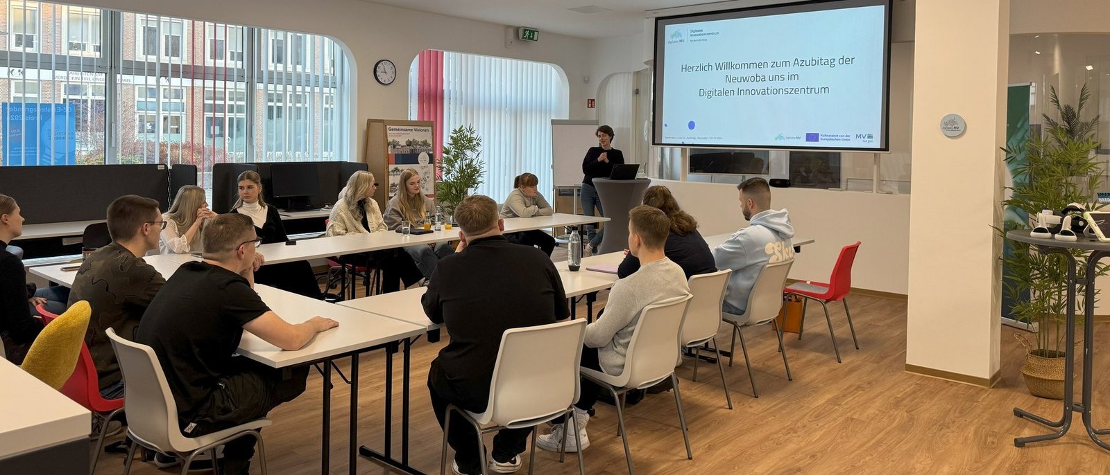 Der traditionelle „Azubi-Tag“ führte unsere Auszubildenden in diesem Jahr in das Digitale Innovationszentrum Neubrandenburg.