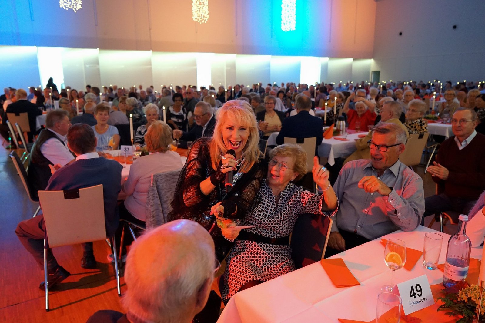 Tolle Stimmung beim Auftritt von Stargast Petra Zieger zum alljährlichen Herbstball der Neuwoba.
