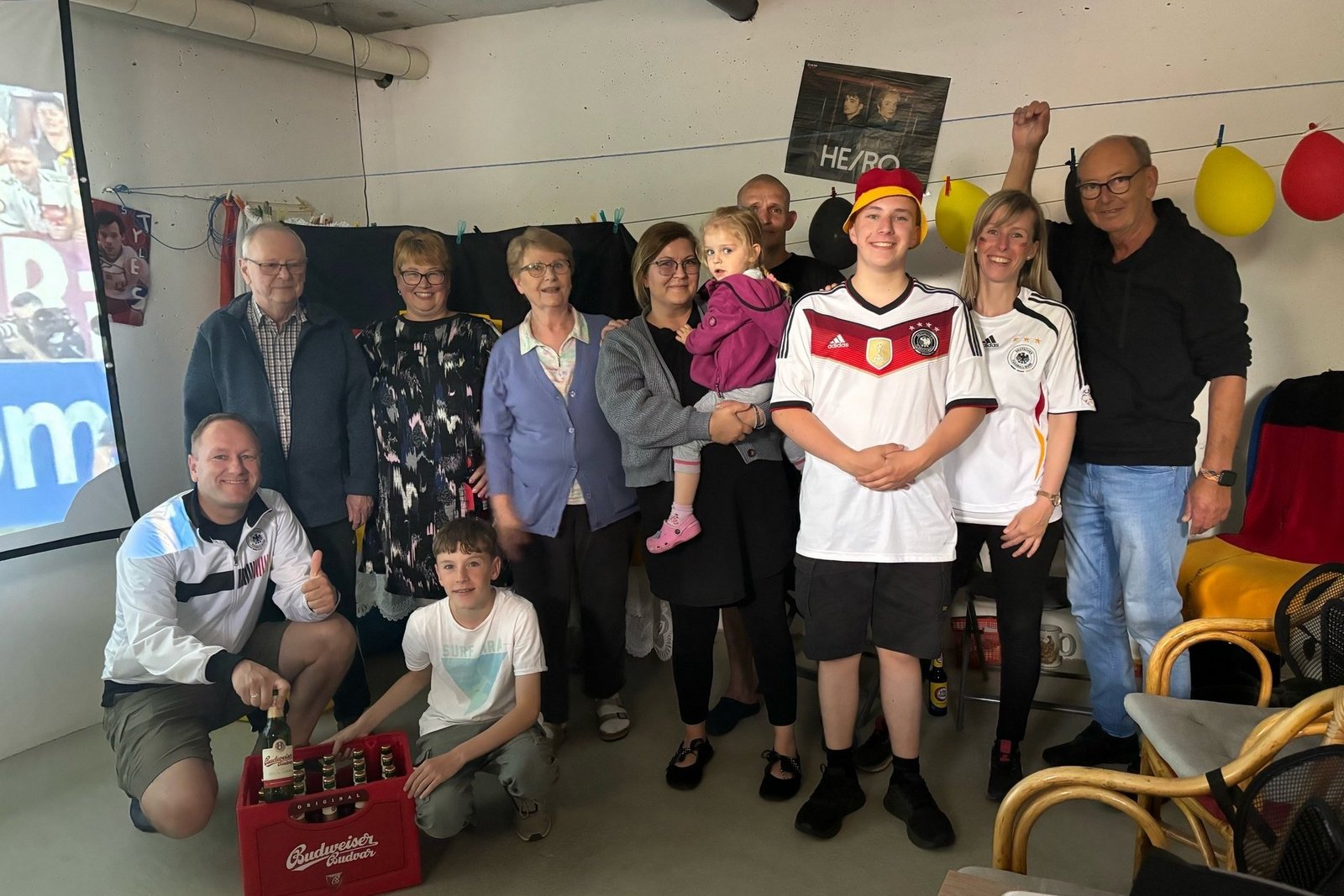Tolle Aktion: Unsere Mieter schauten gemeinsam die Fußball-EM, wir spendeten den Bierkasten.