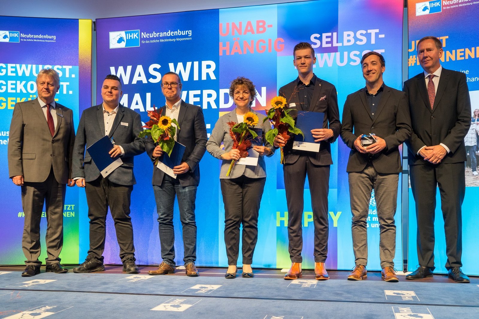 Bei der Ehrung der IHK für die besten Azubis auf der Bühne stehen zu dürfen ist eine Ehre und zeichnet auch die Arbeit unseres Ausbildungszentrums aus.